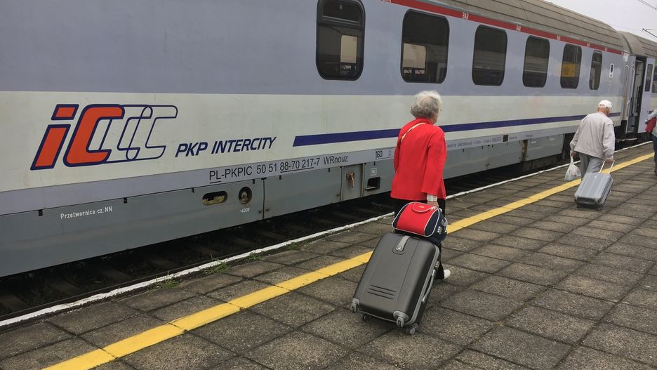 Pasażerowie pociągu PKP Intercity na dworcu w Świnoujściu
