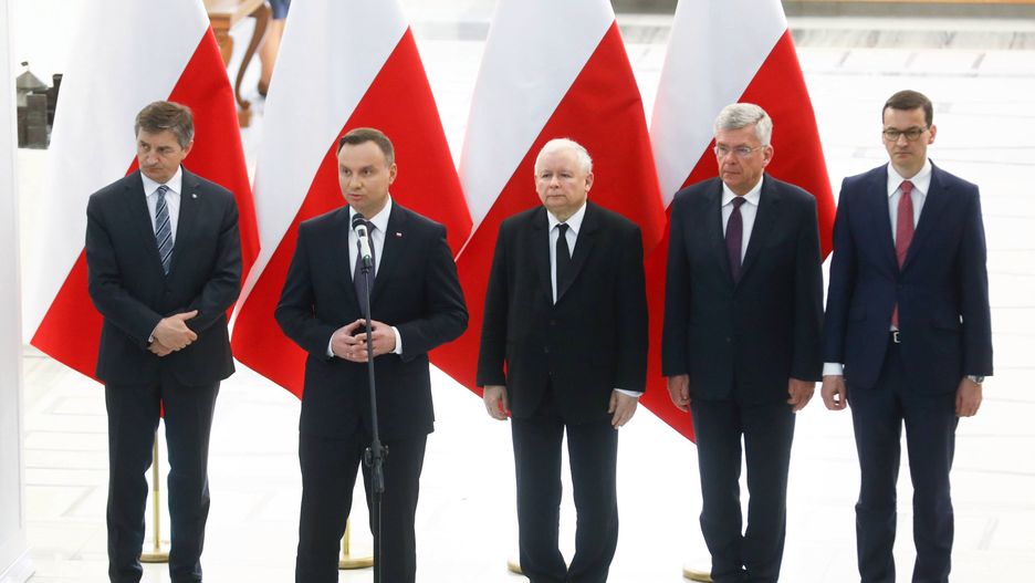Z najnowszego sondażu wynika, że premier i prezydent cieszą się największym zaufaniem Polaków