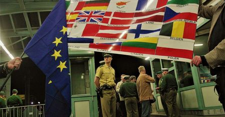 Zakrocki: "Żadne słowa nie podsumują lepiej 15 lat Polski w UE niż 'udało się!' Mazowieckiego"