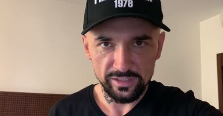 Patryk Vega przekonuje, że „Polityka” odzwierciedla prawdziwe sytuacje. Film wszedł do kin 4 września