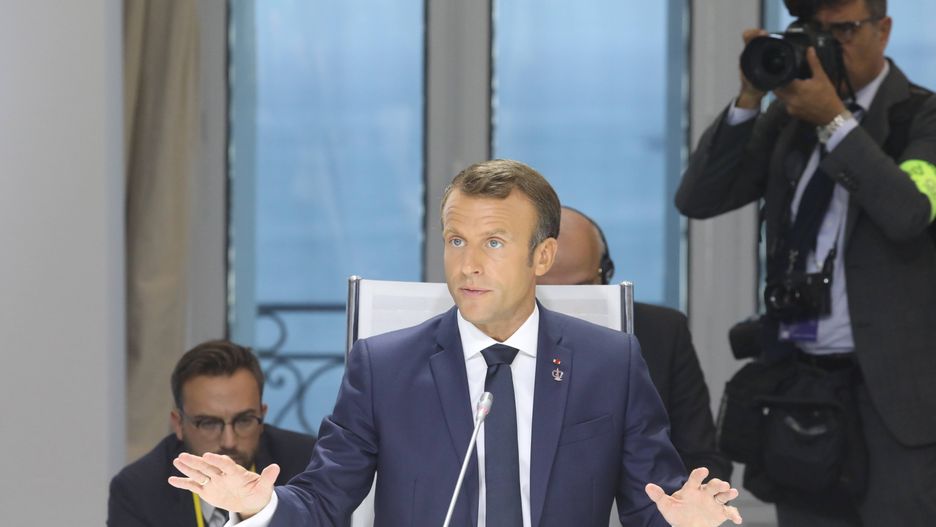 Prezydent Francji Emmanuel Macron w trakcie spotkania poświęconego zmianom klimatycznym na szczycie G7 w Biarritz w poniedziałek 