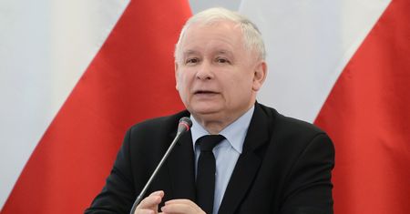 Jarosław Kaczyński o "postkomunistycznej" konstytucji. Przypomniano mu ślubowanie