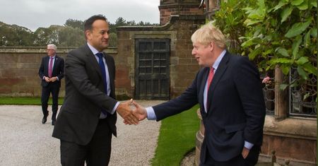 Brexit. Premierzy Irlandii i W. Brytanii widzą "drogę" do umowy ws. brexitu. Funt umacnia się
