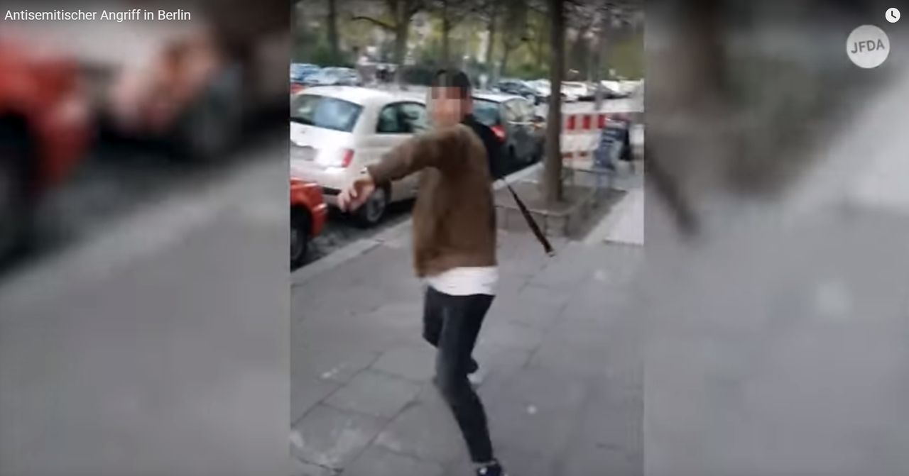 Antysemicki atak na ulicy w Berlinie. Żyd został pobity za nakrycie głowy