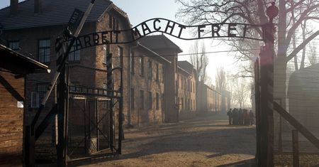 Rozebrali się i zabili owcę w Auschwitz. Obniżono im wyrok