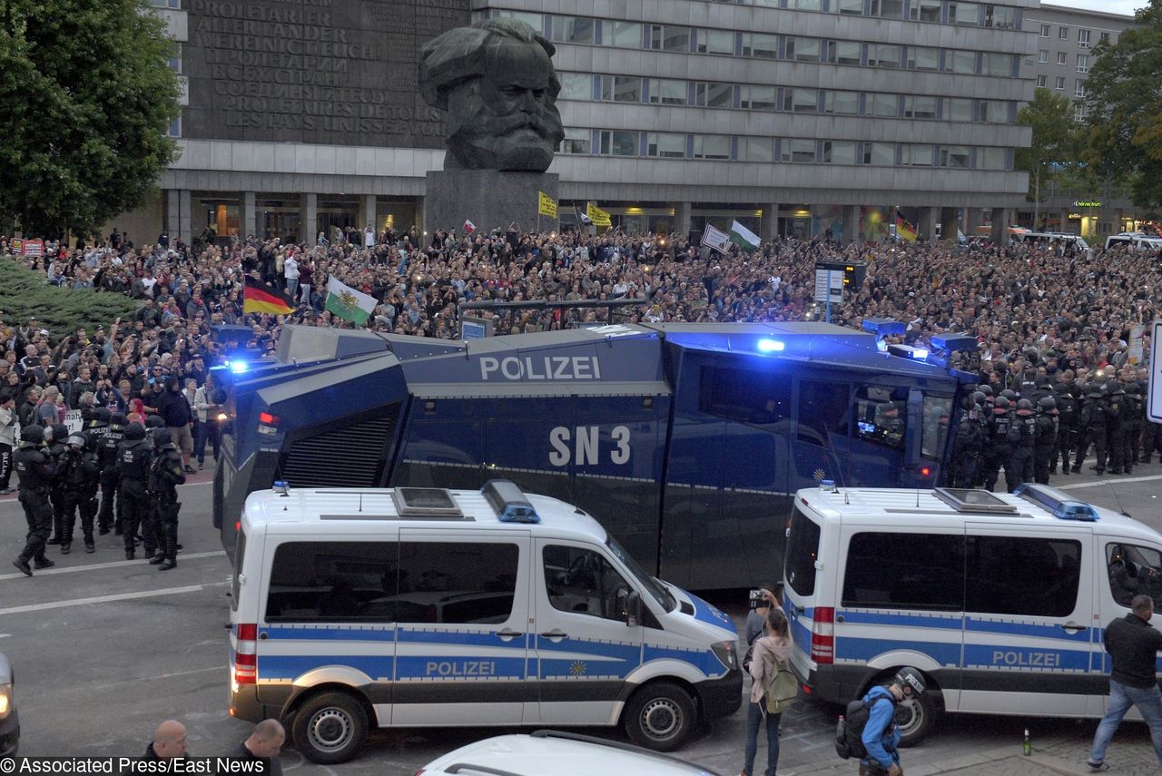 Chemnitz. Pracownik więzienia opublikował nakaz aresztowania imigranta. Rozpętała się burza