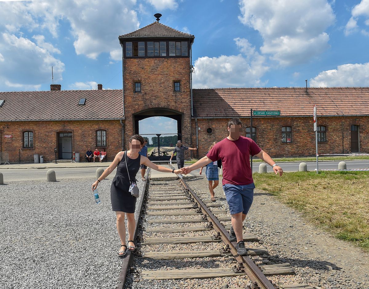 Muzeum Auschwitz apeluje do zwiedzających: "Nie pozujcie na torach kolejowych"