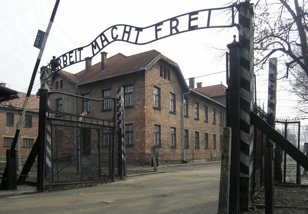 Zabili owcę przed bramą Auschwitz. Wyrok dla Białorusinów