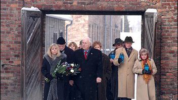 Dick Cheney z córką składają kwiaty przy ścianie śmierci