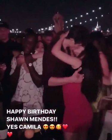 Shawn Mendes i Camila Cabello całują się