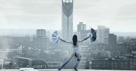 Śliczna Kitana reklamuje przenośne Mortal Kombat