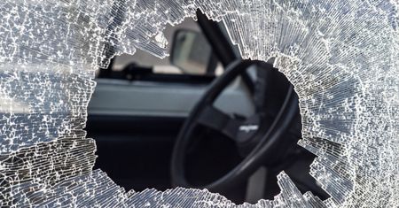 Nie smakował mu obiad, wyrzucił talerz przez okno. Trafił w auto sąsiada