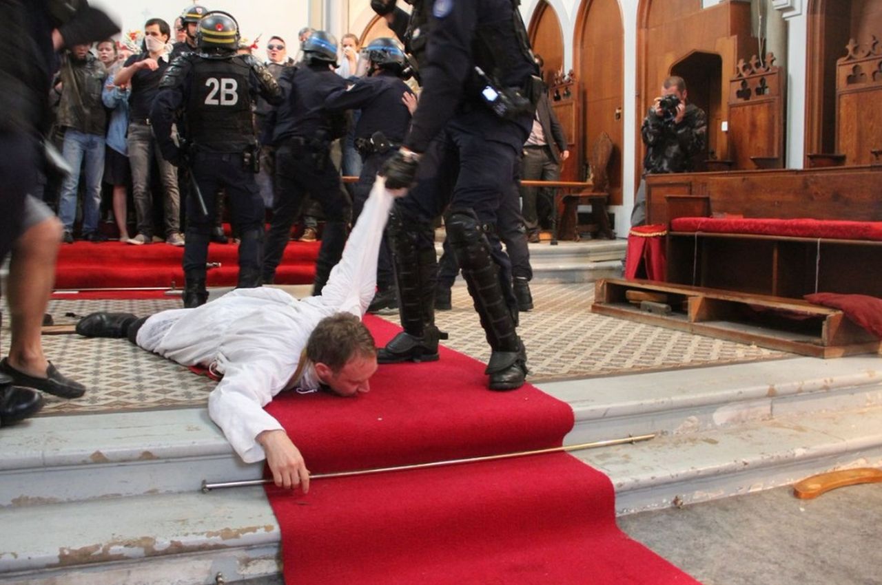 Skandal we Francji. Policja wywlekła księdza z kościoła