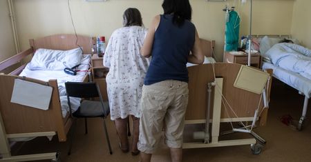 Zabierają pacjentom łóżka. Zamiast zatrudniać pielęgniarki