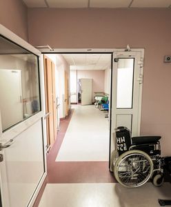 Karetka zabrała chorego do szpitala. "Po godzinie 23 wypisali go do domu w piżamie i bez pieniędzy"