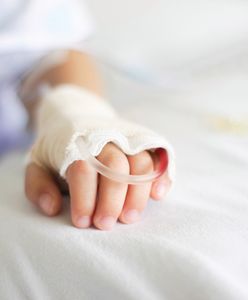 Bydgoszcz: 8-miesięczny niemowlak z ciężkimi obrażeniami. Policja zatrzymała matkę