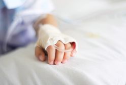 Bydgoszcz: 8-miesięczny niemowlak z ciężkimi obrażeniami. Policja zatrzymała matkę