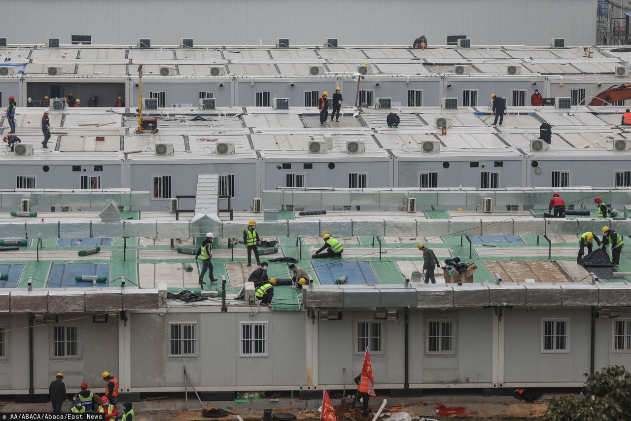 Koronawirus. Chińczycy zbudowali szpital w 10 dni, właśnie przyjął pierwszych pacjentów
