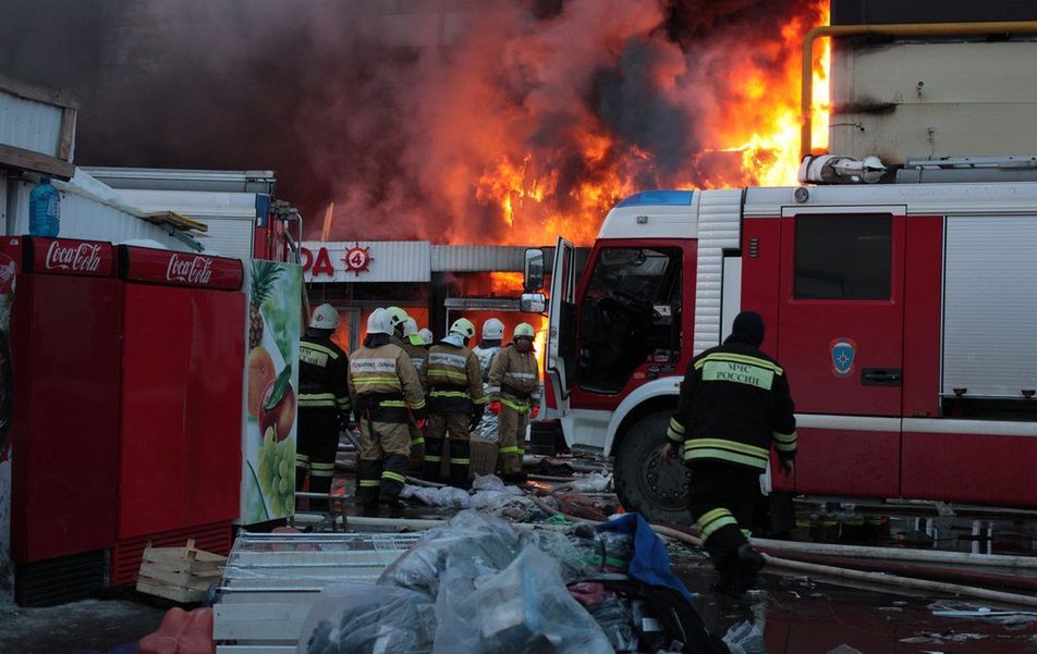 Pożar i zawalenie dachu stoczni w Szczecinie