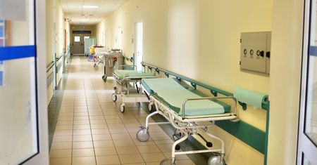Słupsk. Ratownik miał przypinać kobiety pasami i molestować. Został zatrzymany