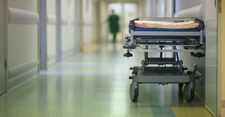 Ochroniarze wywieźli na wózku bezdomnego ze szpitala. Mężczyzna zmarł przed placówką