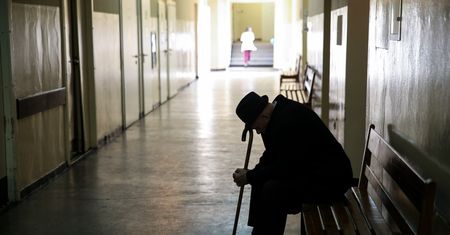 Szokujące nagranie ze szpitala. Ochroniarz siłą wyrzucił mężczyznę