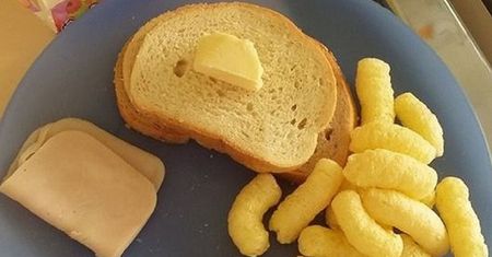 Posiłek w warszawskim szpitalu szokuje. Zdjęcie Janusza Piechocińskiego wywołało burzę
