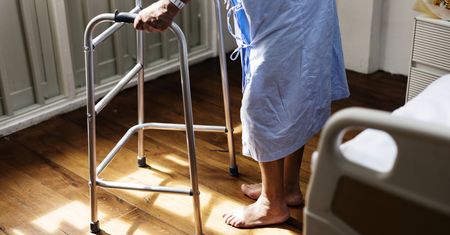 "Mam w d..ie matkę. Czekam, aż umrze". Świąteczny koszmar w szpitalach