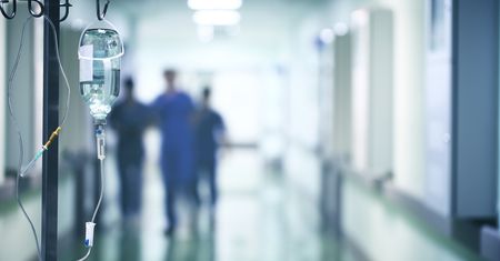 Okrutny eksperyment. Pielęgniarka niemal rok podtruwała kolegów