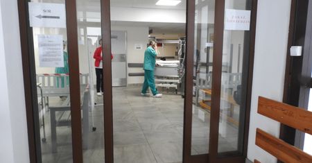 Koronawirus. Lekarze biorą zwolnienia, żeby opiekować się dziećmi