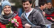Pierwsze zdjęcia Joanny Moro po wyjściu ze szpitala. Razem z mężem i córeczką uśmiechnięci wracają do domu