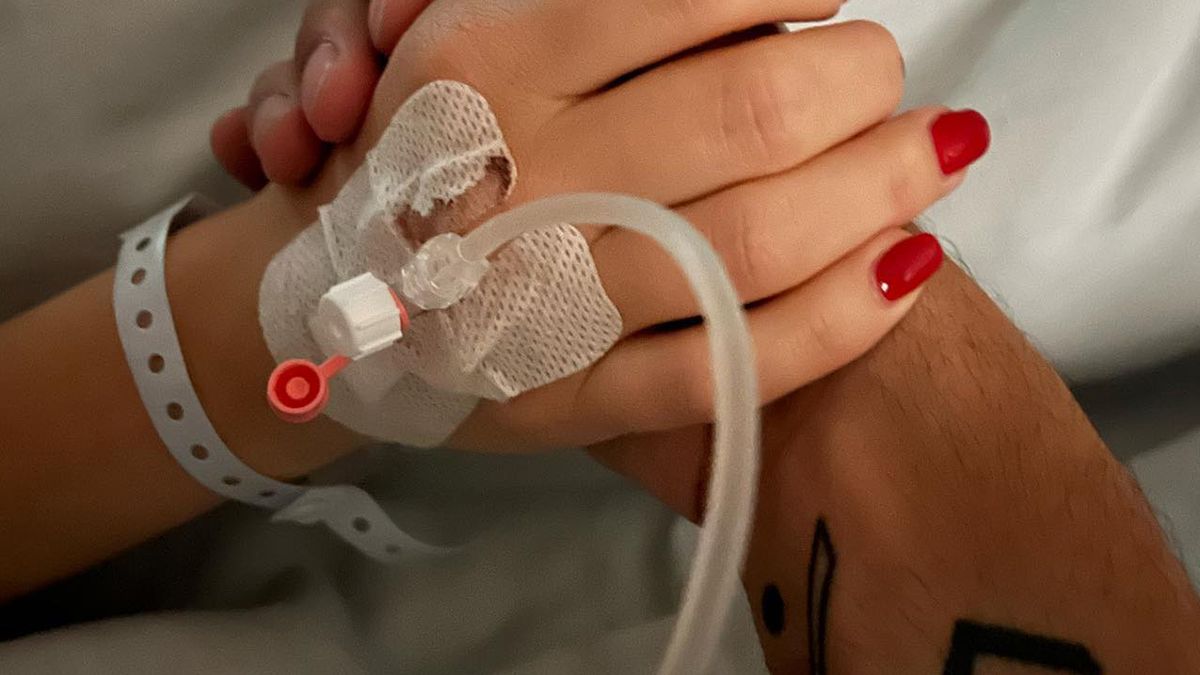 Partnerka znanego youtubera walczy o życie w szpitalu. "Trzymajcie za nią kciuki". Dramatyczny wpis wstrząsnął jego fanami