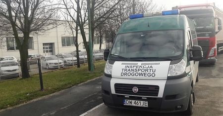 Prowadził ciężarówkę z nogami na podszybiu. To nie wszystko, co szofer miał do ukrycia