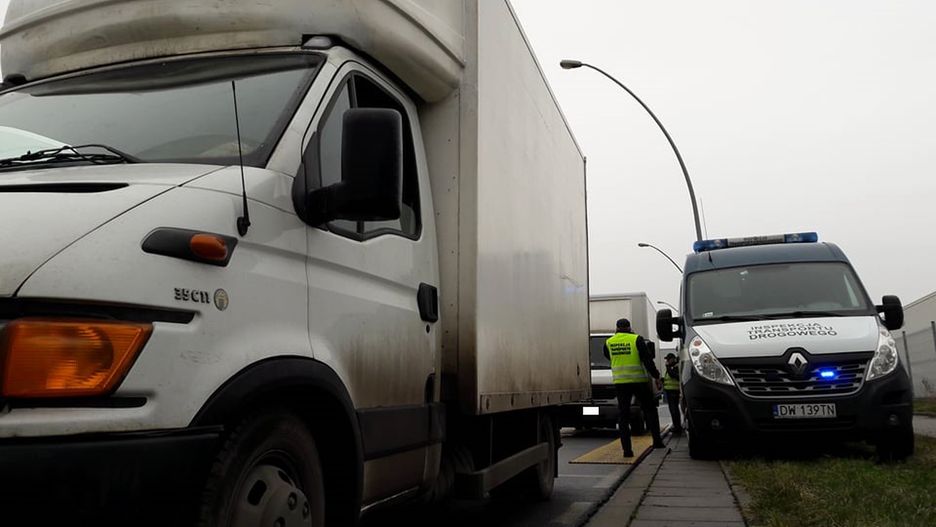 Potężnie przeładowany pojazd zatrzymany we Wrocławiu