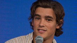 Cechy charakterystyczne Brentona Thwaitesa to ciemne duże oczy i chłopięcy uśmiech