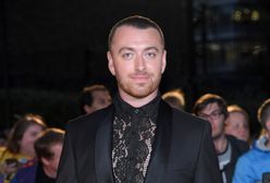 Sam Smith obsypany brokatem. Cały na różowo