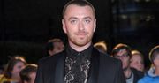 Sam Smith obsypany brokatem. Cały na różowo
