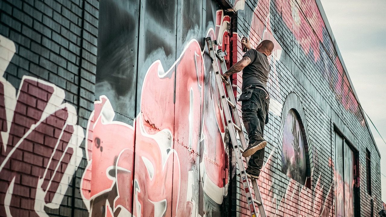 Właściciel budynku zamalował graffiti
