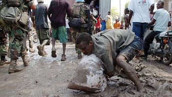 Rozdzielanie paczek z pomocą humanitarną