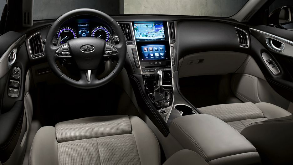 Infiniti Q50 - wnętrze z dwoma ekranami centralnymi