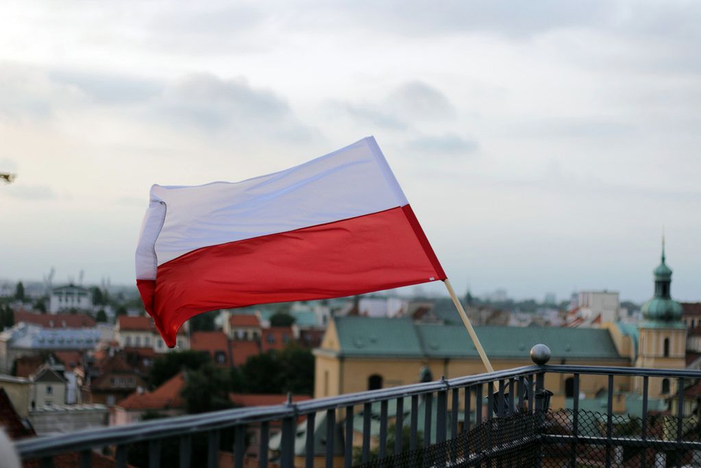 Dzień Flagi. Najlepiej umieścić ją na balkonie lub w oknie. Ma być czysta i niepognieciona, nie należy po niej pisać