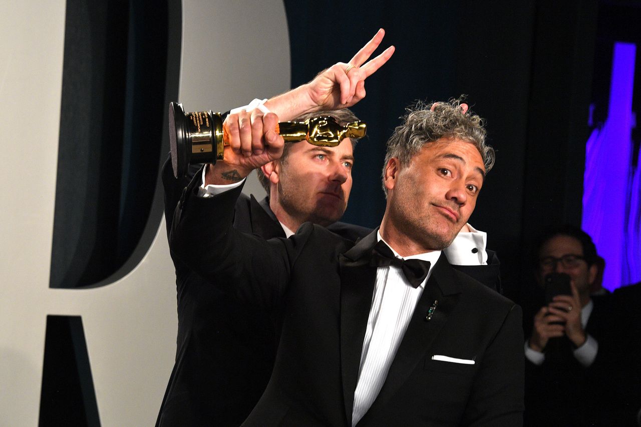 Taika Waititi najbardziej wyluzowanym laureatem Oscara. Schował statuetkę pod fotel