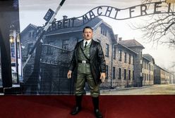 Hitler usunięty z muzeum. Ludzie robili selfie na tle zdjęcia Auschwitz