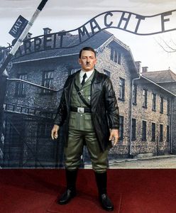 Hitler usunięty z muzeum. Ludzie robili selfie na tle zdjęcia Auschwitz