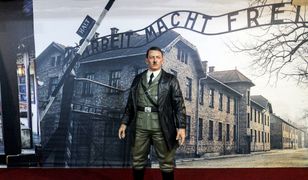 Hitler usunięty z muzeum. Ludzie robili selfie na tle zdjęcia Auschwitz
