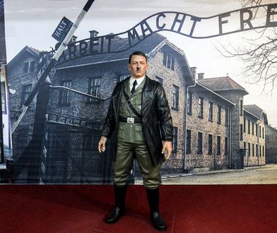 Hitler usunięty z muzeum. Ludzie robili selfie na tle zdjęcia Auschwitz