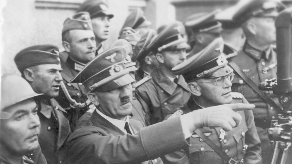 Adolf Hitler obserwuje oblężenie Warszawy. Wrzesień 1939 roku