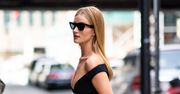 Rosie Huntington-Whiteley z odważnym dekoltem. Wie, jak przykuć uwagę
