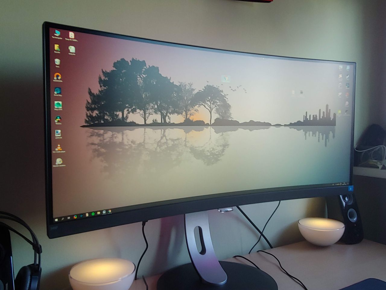 Świetny, ultraszeroki monitor od Philipsa. Sprawdzi się i w grach i w pracy