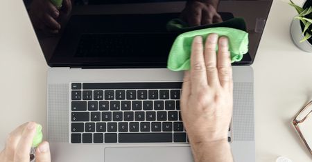 Wiele osób, jak czyści monitor, robi jedną rzecz, która mu szkodzi